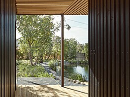 Zast�e�ený je prostor p�ed vstupem a parkovací místo. Na tento prostor navazuje...