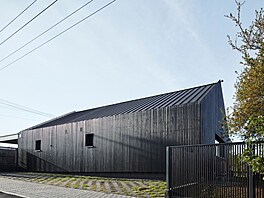 D�m ustupuje od uli�ní �áry na �í�ku parkovacího státní a jeho fasáda tvo�í...