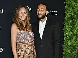 Chrissy Teigenová a John Legend na oslav� 60. výro�í magazínu Sports...