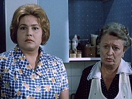 Míla Myslíková a Meda Valentová ve filmu Dívka na kotti (1971)
