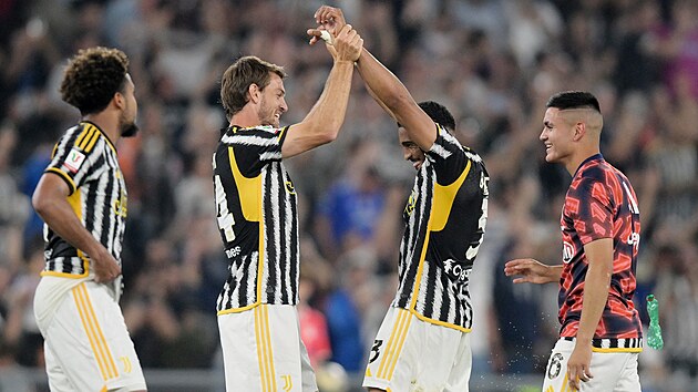 Fotbalisté Juventusu oslavují triumf v italském poháru.