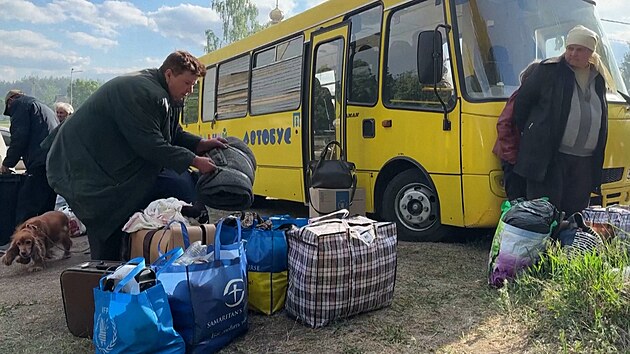 ady evakuovali obyvatele Vovanska v Charkovsk oblasti