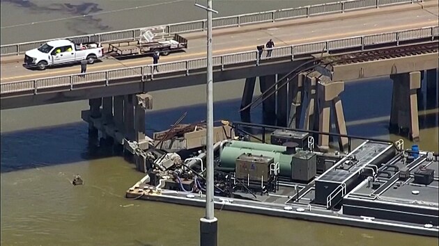 Do mostu v Texasu narazilo plavidlo a pokodilo ho. Do vody unik palivo