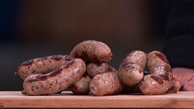 Grilovac� klob�sy za hodinu namlet�, ochucen� i ogrilovan�