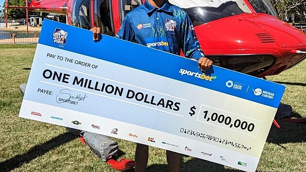 Velkou v�hru teenagera ozn�mili na ceremoni�lu v Darwinu, kde mu ob�� �ek doru�ila vrtuln�kem Eva Lawler, hlavn� ministryn� Severn�ho teritoria.