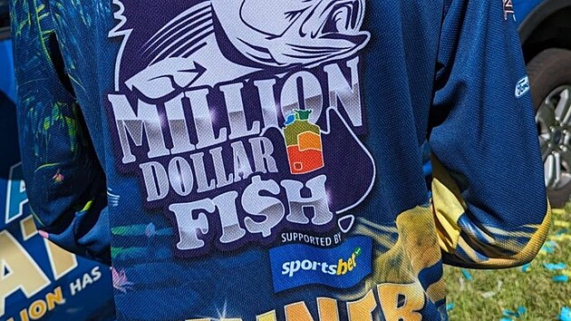 Sout� m� i sv� origin�ln� tri�ka.