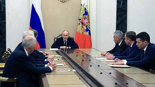 Rusk prezident Vladimir Putin ve stedu pedstavil velitelm vojenskch okruh novho ministra obrany Andreje Belousova. Podle serveru BBC News to bylo poprv od zatku vlky na Ukrajin, co Putin ukzal vechny velitele okruh. (15. kvtna 2024)