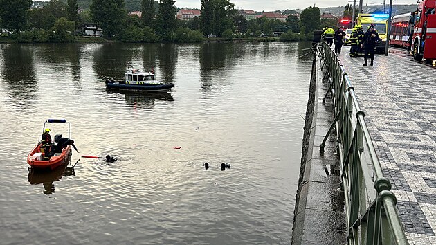 Hasii a policie zasahuj na Podolskm nbe, kde sjelo vozidlo do Vltavy. (17. kvtna 2024)