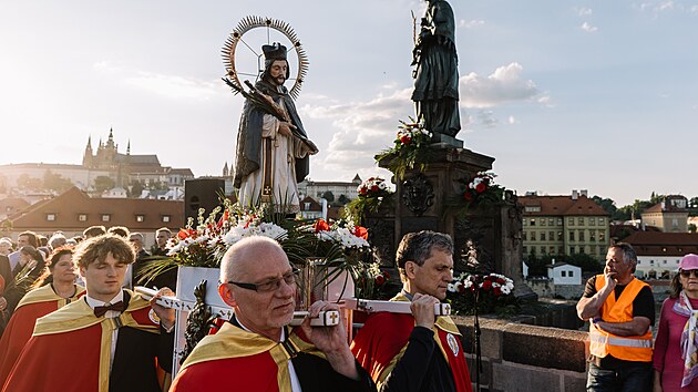 Svatojnsk slavnosti Navalis zaaly ve 14:30 zdobenm kon, nsledn se ehnalo konm a jezdcm na Hradanskm nmst. V 17:30 zaala me ve svatovtsk katedrle, nsledovan svatojnskm procesm na Karlv most. (15. kvtna 2024)