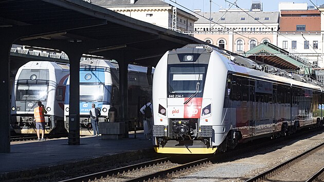 Jednotka  640.234 RegioPanter se svmi pedchdci, patrovmi soupravami CityElefant, ve stanici Praha Masarykovo ndra. (13. kvtna 2024)