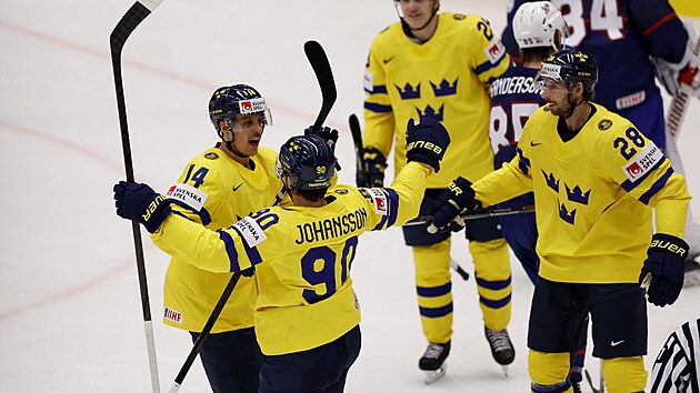védský útoník Joel Eriksson slaví se spoluhrái trefu proti USA na hokejovém...