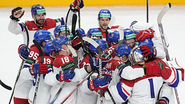 etí hokejisté slaví výhru po samostatných nájezdech nad Finskem na domácím MS...