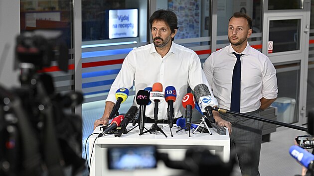 M�stop�edseda slovensk� vl�dy a ministr obrany Robert Kali��k hovo�� b�hem spole�n� tiskov� konference se slovensk�m ministrem vnitra Mat��em Sutajem Estokem (vpravo) ve Fakultn� nemocnici F. D. Roosevelta, kde se l��� post�elen� slovensk� premi�r Robert Fico. (15. kv�tna 2024)