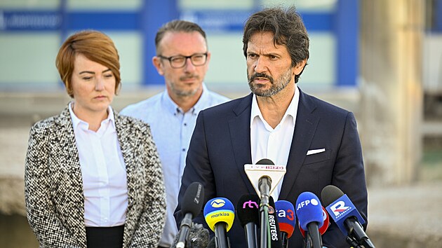 Místop�edseda vlády a ministr obrany Slovenska Robert Kali�ák spolu s...