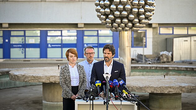Místopředseda vlády a ministr obrany Slovenska Robert Kaliňák spolu s ředitelkou banskobystrické nemocnice Miriam Lapuníkovou (vlevo) během brífinku pro média (16. května 2024)
