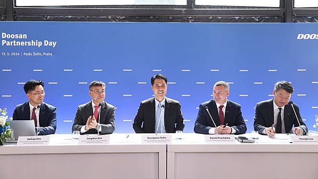 Tisková konference Doosan �koda Power. Zleva  Jaekap Kim � viceprezident Power...