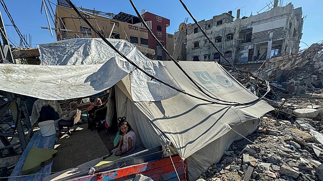 Vysdlen Palestinci, kte utekli ze svch domov kvli izraelsk vojensk ofenziv, se ukrvaj ve stanu v Rafhu na jihu Psma Gazy. (13. kvtna 2024)