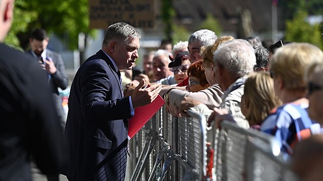 Premi�r Robert Fico (Smer-SD) zdrav� m�stn� obyvatele p�i p��jezdu na zased�n� vl�dy v Handlov� v okrese Prievidza. (15. kv�tna 2024)