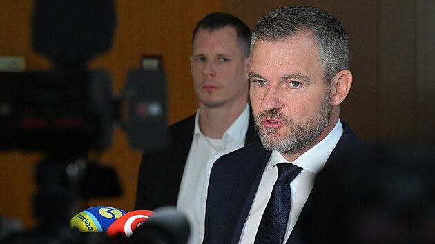 Zvolen slovensk prezident Peter Pellegrini hovo s mdii po tiskovch prohlench v prezidentskm palci v Bratislav. (16. kvtna 2024)