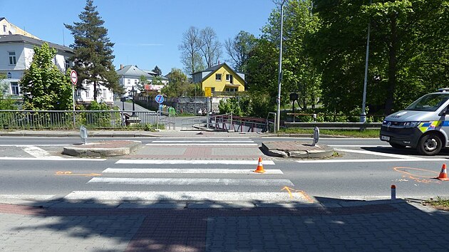 Star idi zastavil ped pechodem pro chodce v Jesenku a pustil dva lidi a cyklistu. Potom ovem pehldl enu se psem a oba pejel.