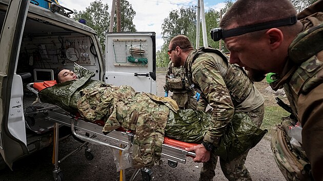 Zdravotnci u msta Vovansk v Charkovsk oblasti oetuj zrannho ukrajinskho vojka. (12. kvtna 2024)