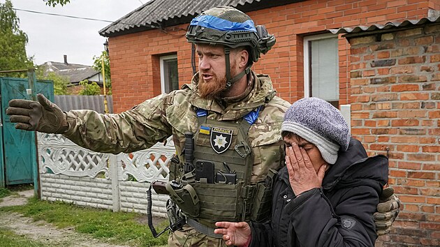 Evakuace obyvatel z ukrajinskho Vovansku, ke ktermu postoupila rusk armda. (13. kvtna 2024)