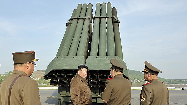 Severokorejsk vdce Kim ong-un dohl na zkuebn odplen novho raketovho systmu. (10. kvtna 2024)