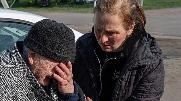 Lid se evakuuj z ukrajinskho Vovansku v Charkovsk oblasti pot, co se k mstu piblili Rusov. (12. kvtna 2024)