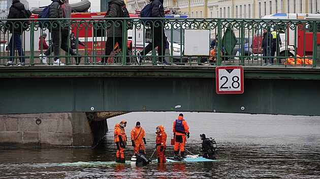 Zchrani v ruskm Petrohrad pracuj na mst pdu autobusu z mostu do eky. (10. kvtna 2024)