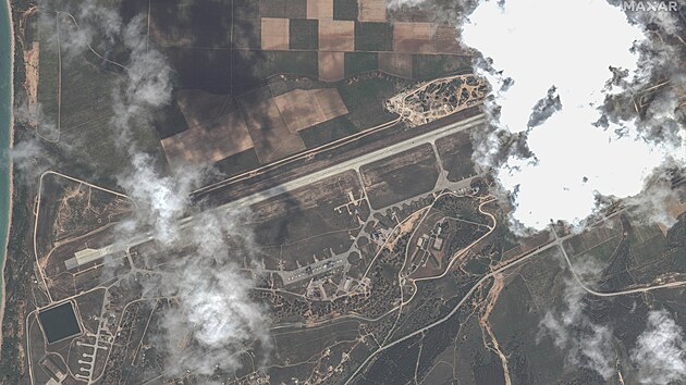 Satelitn fotky toku ukrajinsk armdy na rusk letouny na Krymu. Podle CNN byly znieny ti letouny a nkolik budov (15. kvtna 2024)