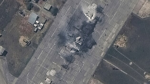 Satelitn fotky toku ukrajinsk armdy na rusk letouny na Krymu. Podle CNN byly znieny ti letouny a nkolik budov. (15. kvtna 2024)