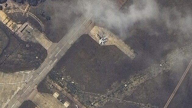Satelitn fotky toku ukrajinsk armdy na rusk letouny na Krymu (15. kvtna 2024)