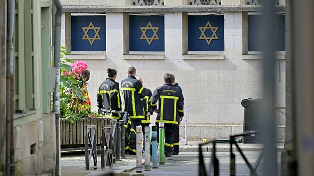 Policie v Rouenu na severu Francie zast�elila mu�e, kter� se pokou�el podp�lit synagogu. (17. kv�tna 2024)