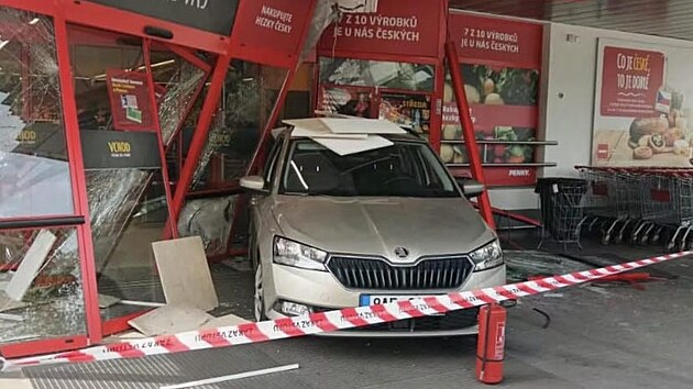 idi osobnho vozidla koda Fabia narazil pi couvn do hlavnho vchodu prodejny v Pelhimov.