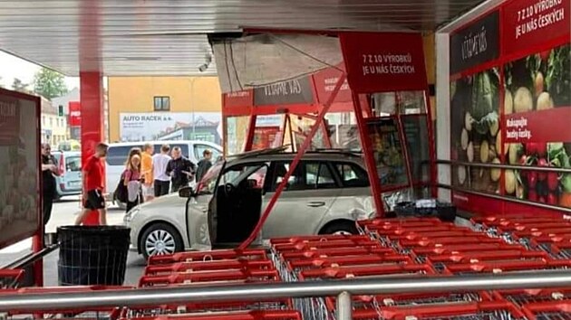 idi osobnho vozidla koda Fabia narazil pi couvn do hlavnho vchodu prodejny v Pelhimov.