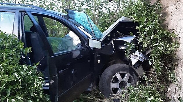 Auto skonilo mimo vozovku a narazilo do domu.