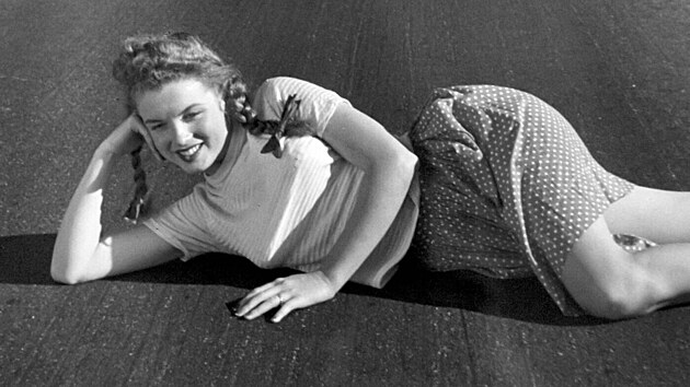 Focen� se odehr�lo 27. kv�tna 1949, p�ed 75 lety. Trvalo dv� hodiny, krom� fotografa p�i tom byla i jeho �ena. �Oba byli hodn�,� ��kala Monroe.