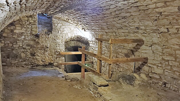 Pod domem Kalich v Litomicch opravili a zpstupnili dal sti sklepa. (kvten 2024)
