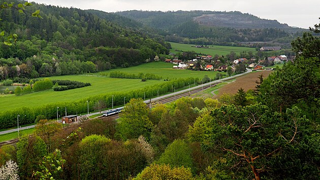 �elezni�n� zast�vka He�m�nky