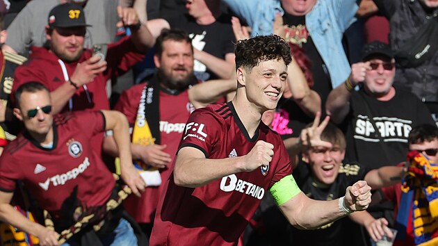 Spar�ansk� kapit�n Ladislav Krej�� se raduje z g�lu sv�ho t�mu v Mlad� Boleslavi.