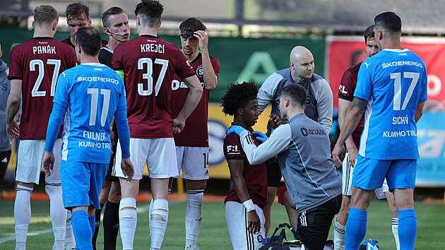 Spar�ansk� wingbek Angelo Preciado je o�et�ov�n po ostr�m faulu Vasila Ku�eje.