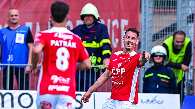 Pardubick� �to�n�k Ladislav Krobot slav� jeden ze sv�ch t�� g�l� do s�t� Karvin�.