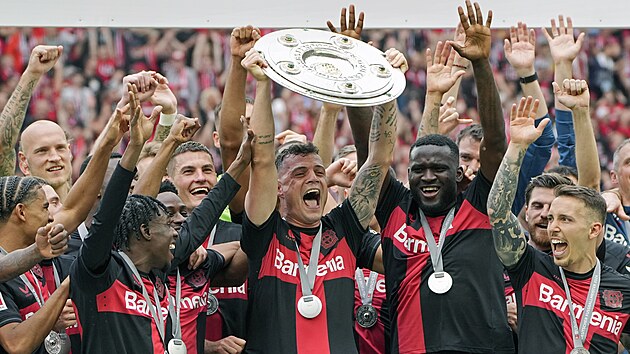 Fotbalist� Leverkusenu slav� zisk mistrovsk�ho titulu. Mezi hr��i se raduje...
