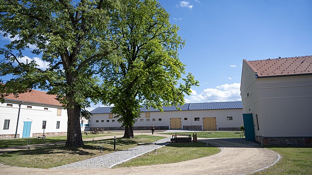 Dokonen oprav konrny (budova vzadu) zavrilo celkovou rekonstrukci hospodskho dvora v Rymicch. (kvten 2024)