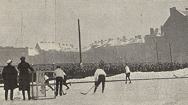 Momentka z utkání hokejového evropského ampionátu v roce 1912 mezi echy a...