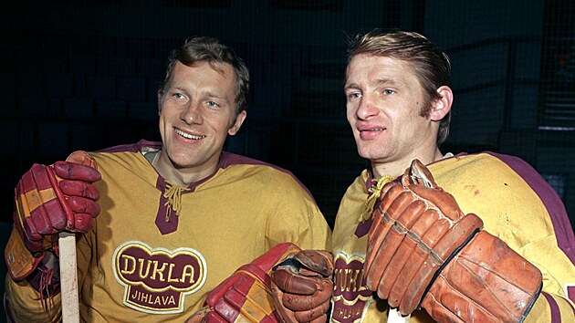 Hokejisté Dukly Jihlava -zleva: Jií Holík a Jaroslav Holík. (1970)