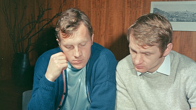 Brat�i Jaroslav a Ji�� Hol�kov� � opory reprezenta�n�ho mu�stva a �lenov� hokejov�ho mu�stva Dukla Jihlava (1970)