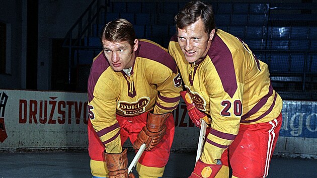 Brat�i Jaroslav a Ji�� Hol�kov� � opory reprezenta�n�ho mu�stva a �lenov� hokejov�ho mu�stva Dukla Jihlava (1970)