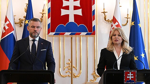 Prezidentka Slovenska Zuzana aputov a nov zvolen prezident Peter Pellegrini pi spolenm prohlen (16. kvtna 2024)