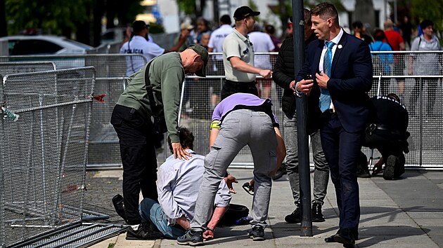 Slovenskho premira Roberta Fica postelili v obci Handlov ped kulturnm domem, kde pedtm zasedala slovensk vlda. Na mst zasahuje ochranka i policie. (15. kvtna 2024)